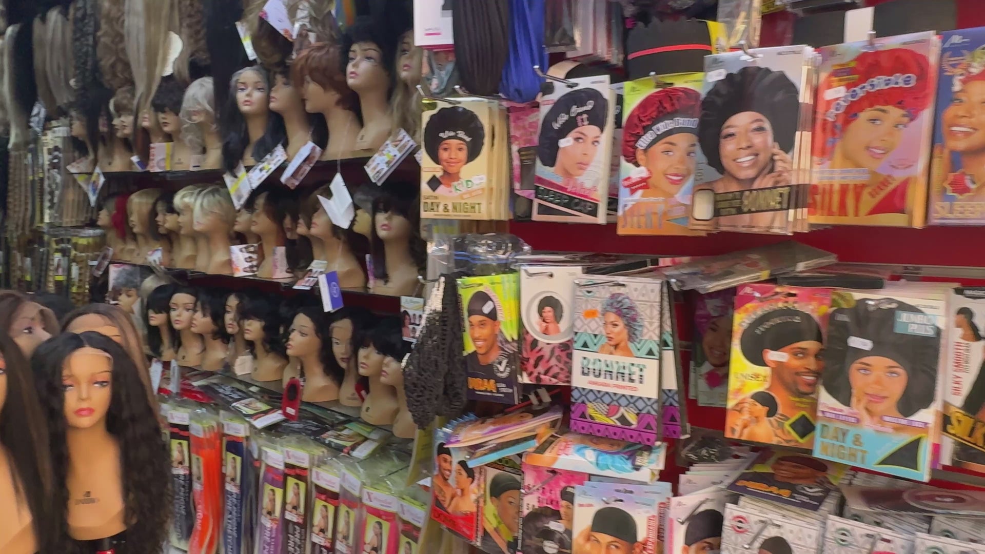 Vídeo de la tienda física de Tala Cosmeticos en Madrid, especializada en pelucas, extensiones de pelo, productos de belleza y accesorios para el cabello